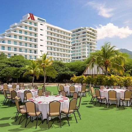 睡眠海滩圣玛尔塔万豪度假村 外观 照片 The lawn at the hotel