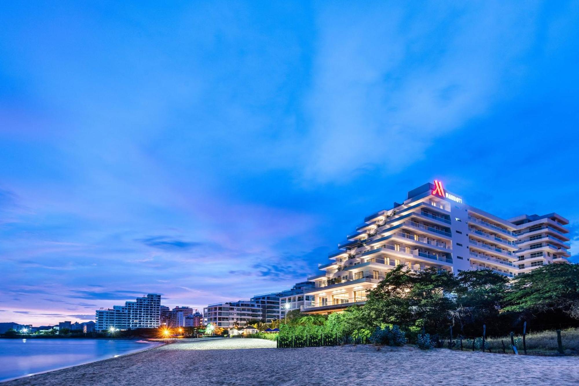 睡眠海滩圣玛尔塔万豪度假村 外观 照片 The hotel at night