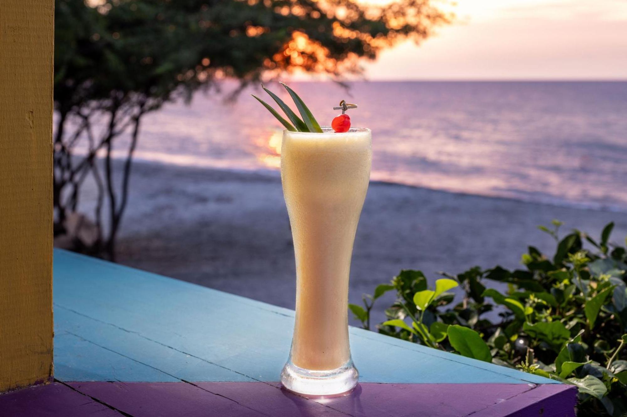睡眠海滩圣玛尔塔万豪度假村 外观 照片 A piña colada