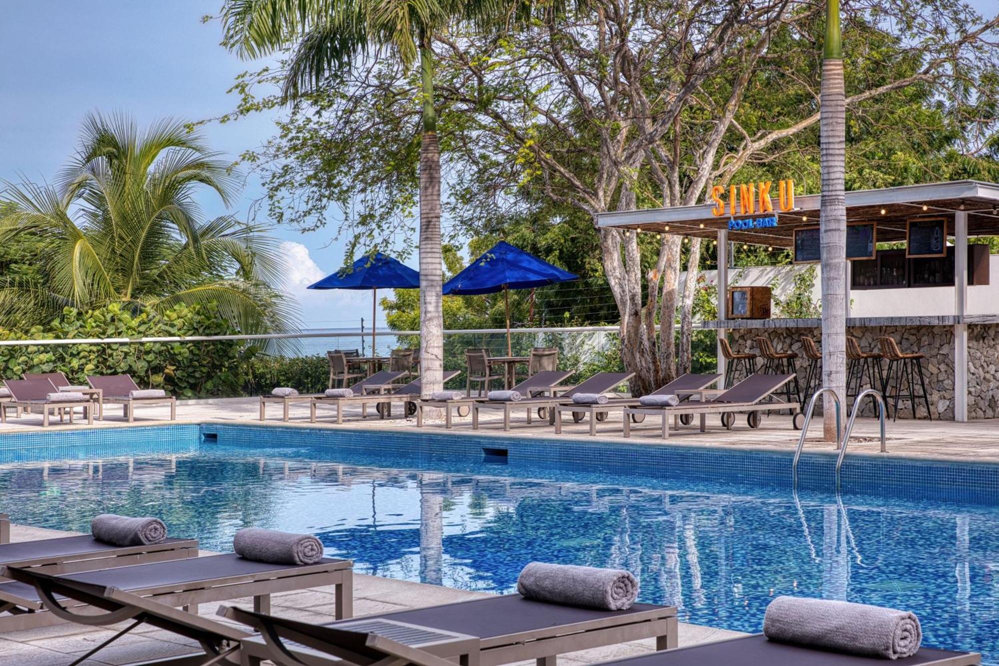 睡眠海滩圣玛尔塔万豪度假村 外观 照片 The swimming pool at the hotel