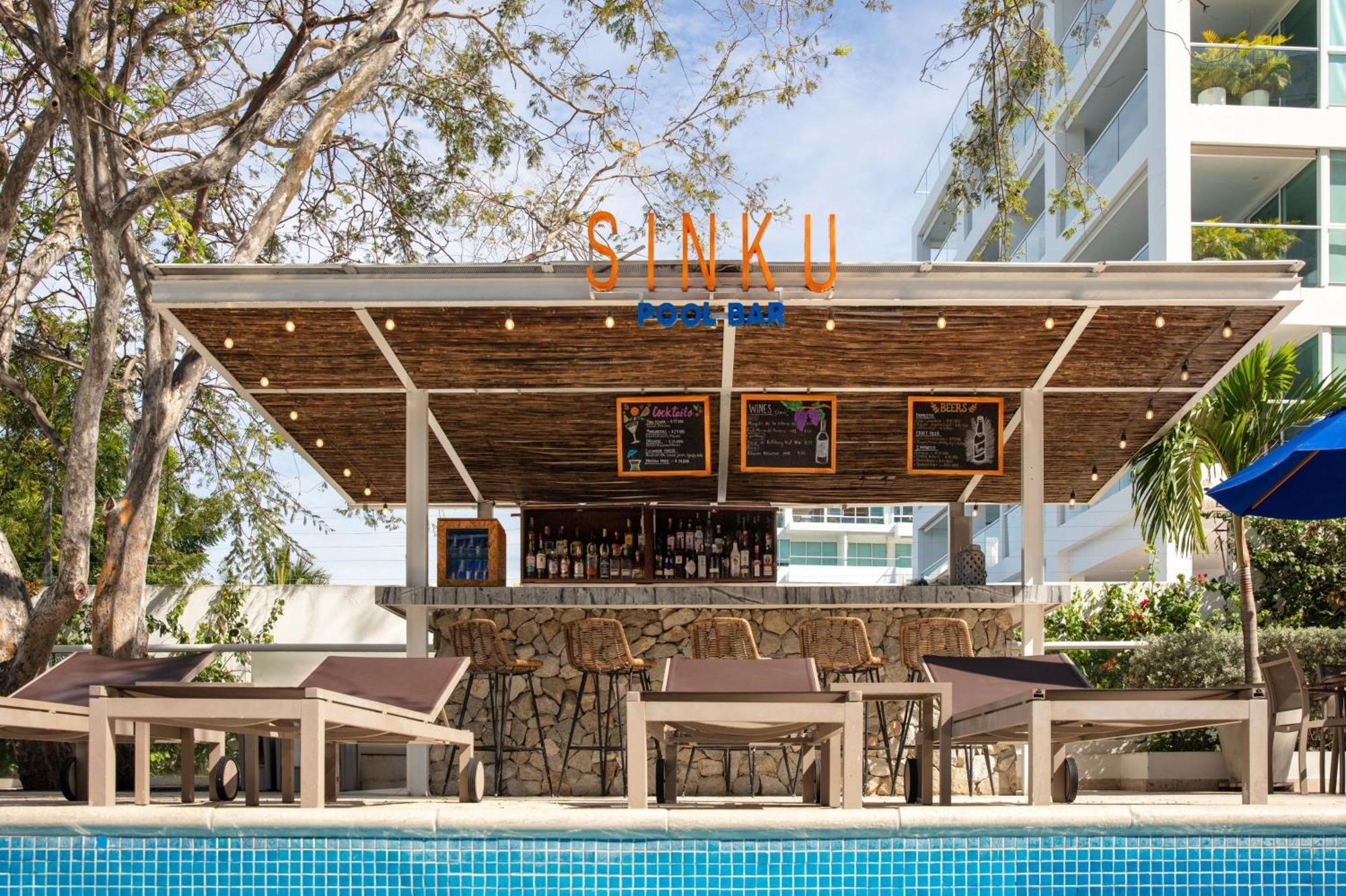 睡眠海滩圣玛尔塔万豪度假村 外观 照片 The pool bar at the hotel