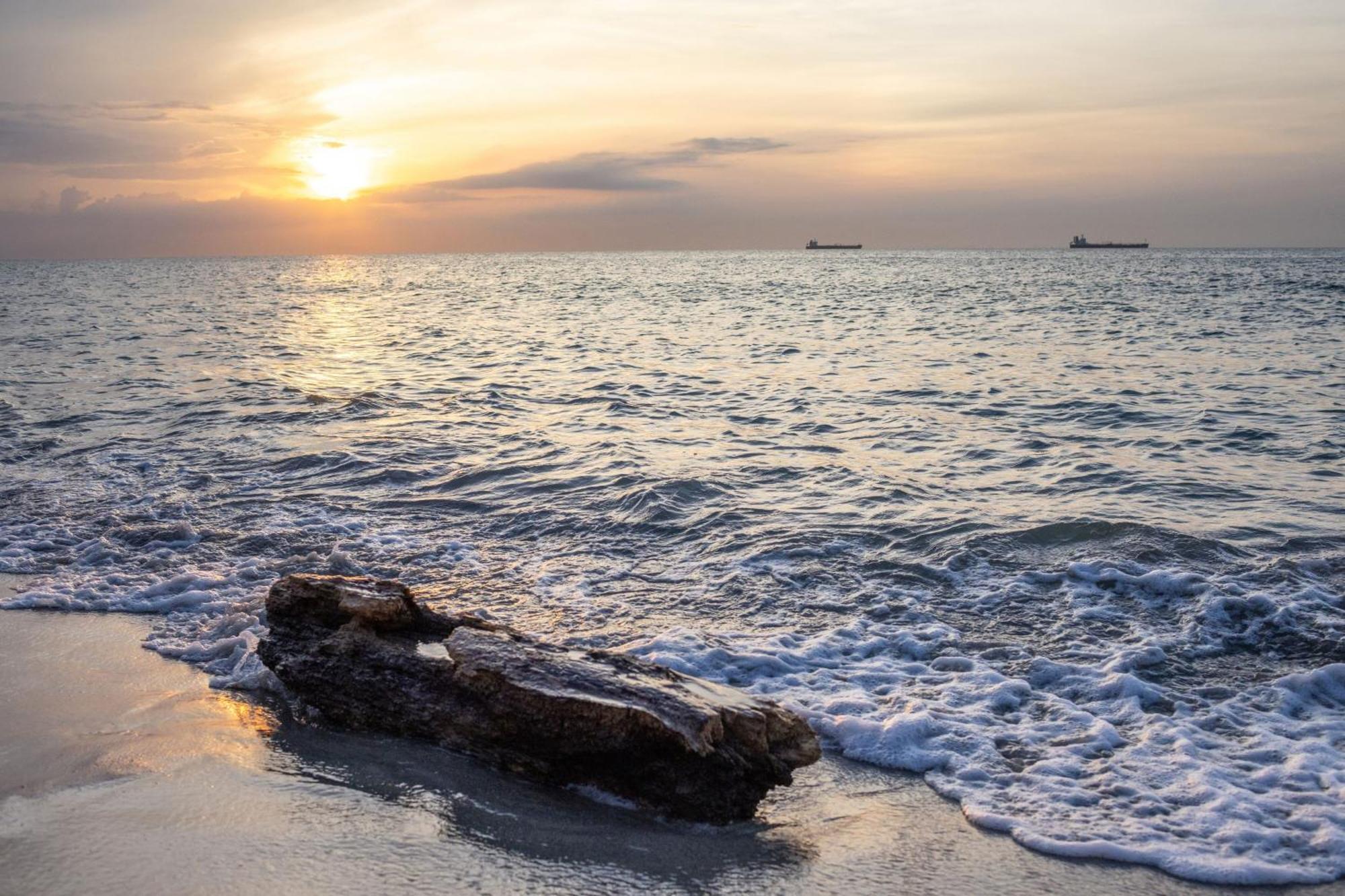 睡眠海滩圣玛尔塔万豪度假村 外观 照片 Sunset at the beach