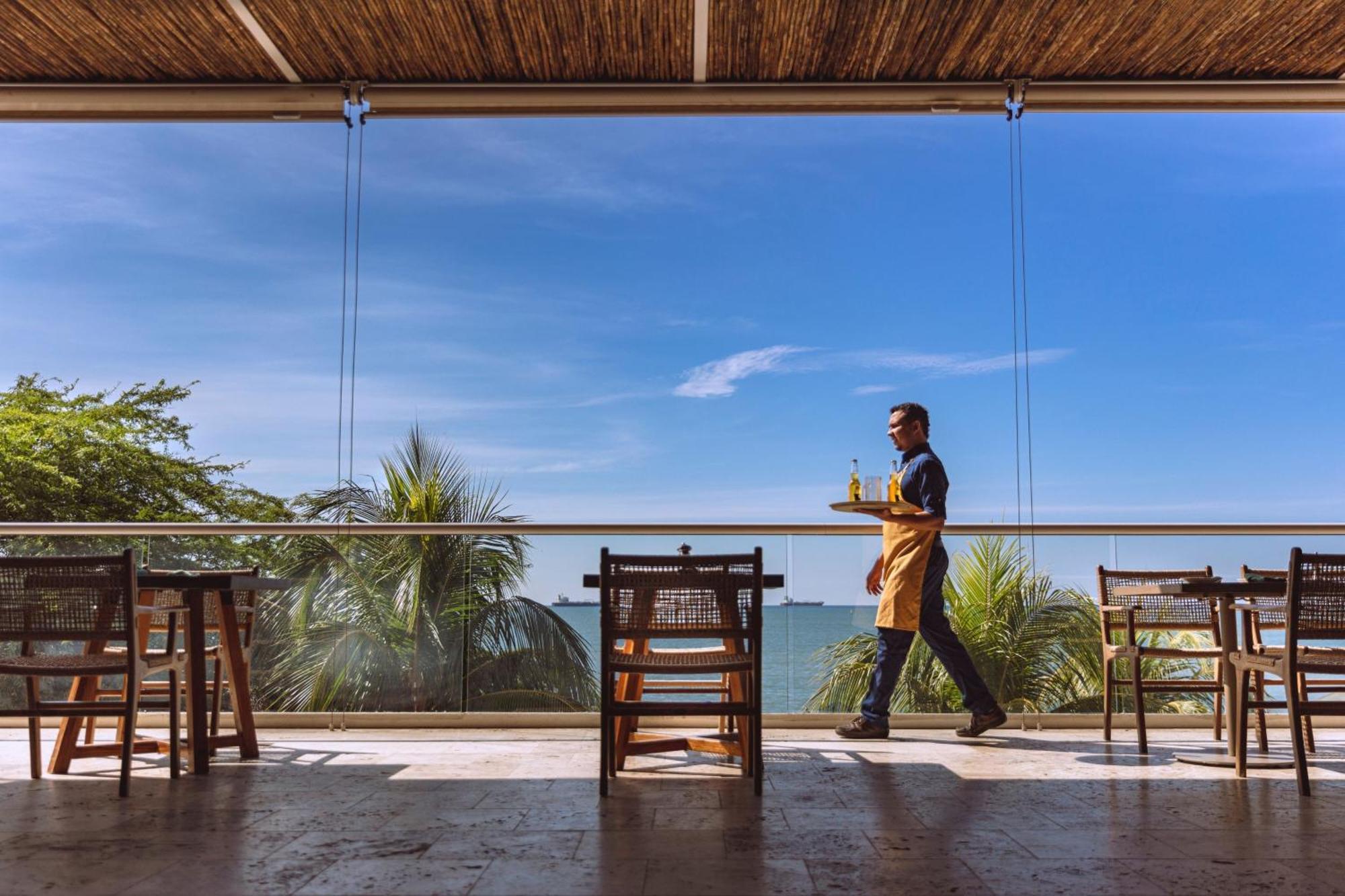 睡眠海滩圣玛尔塔万豪度假村 外观 照片 A waiter at work
