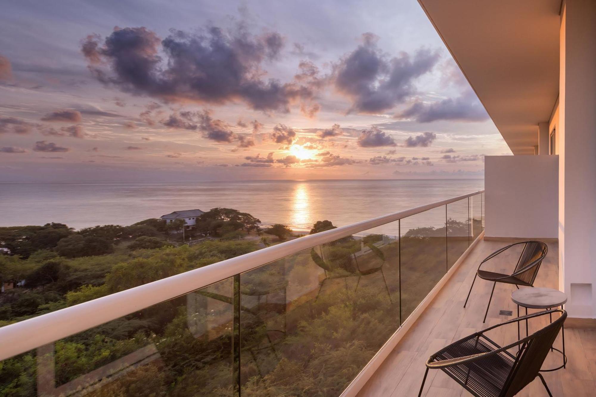 睡眠海滩圣玛尔塔万豪度假村 外观 照片 Sunset view from a balcony