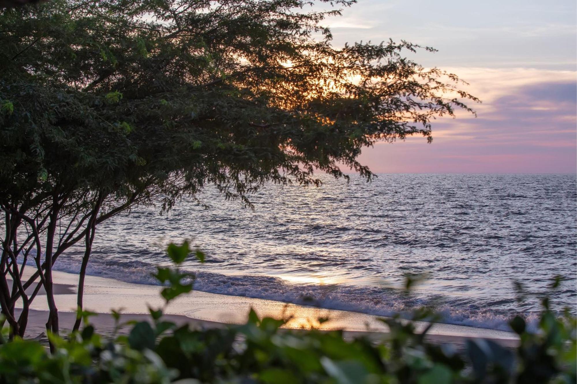 睡眠海滩圣玛尔塔万豪度假村 外观 照片 Sunset at the beach