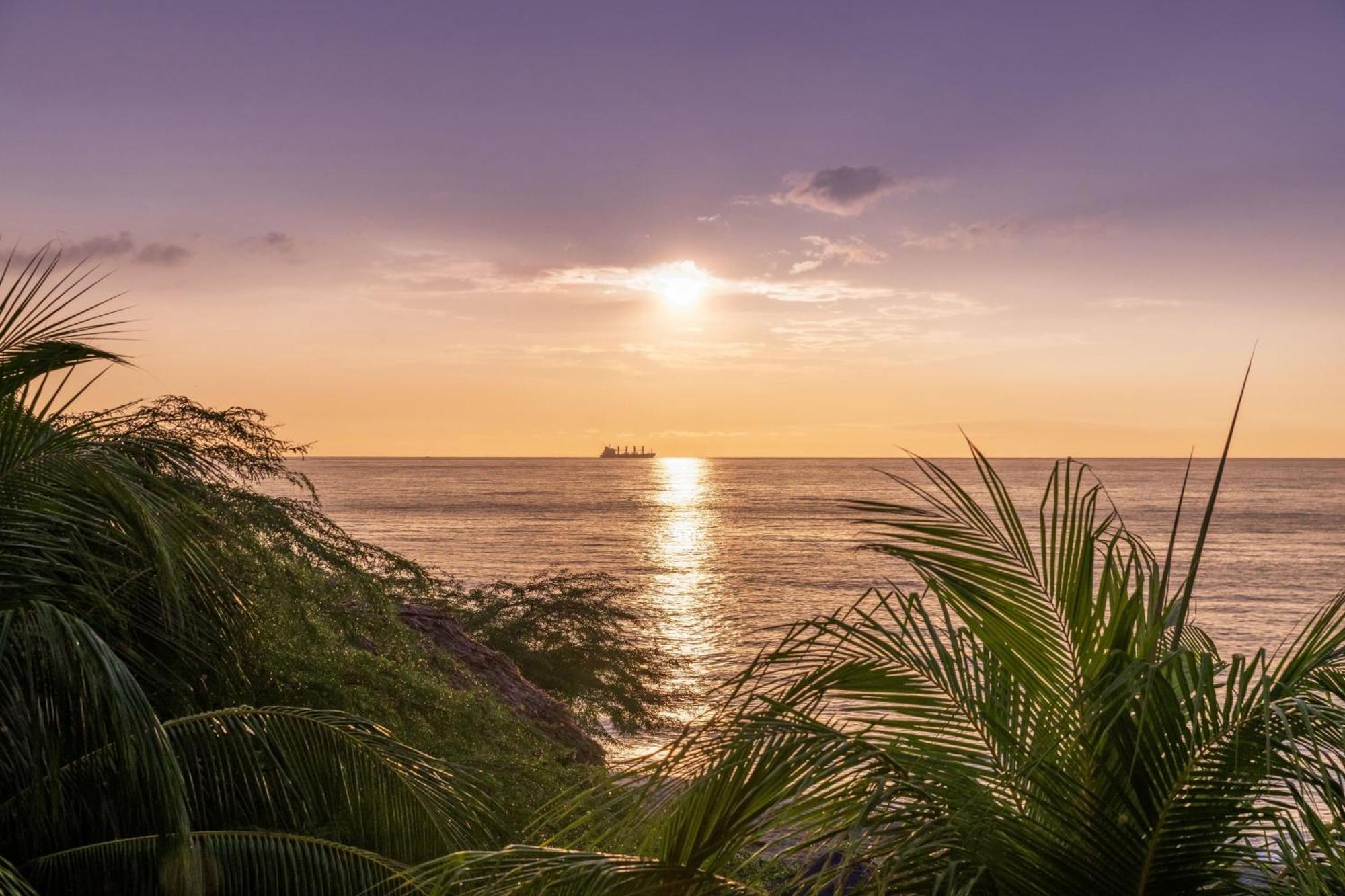 睡眠海滩圣玛尔塔万豪度假村 外观 照片 Sunset at the beach
