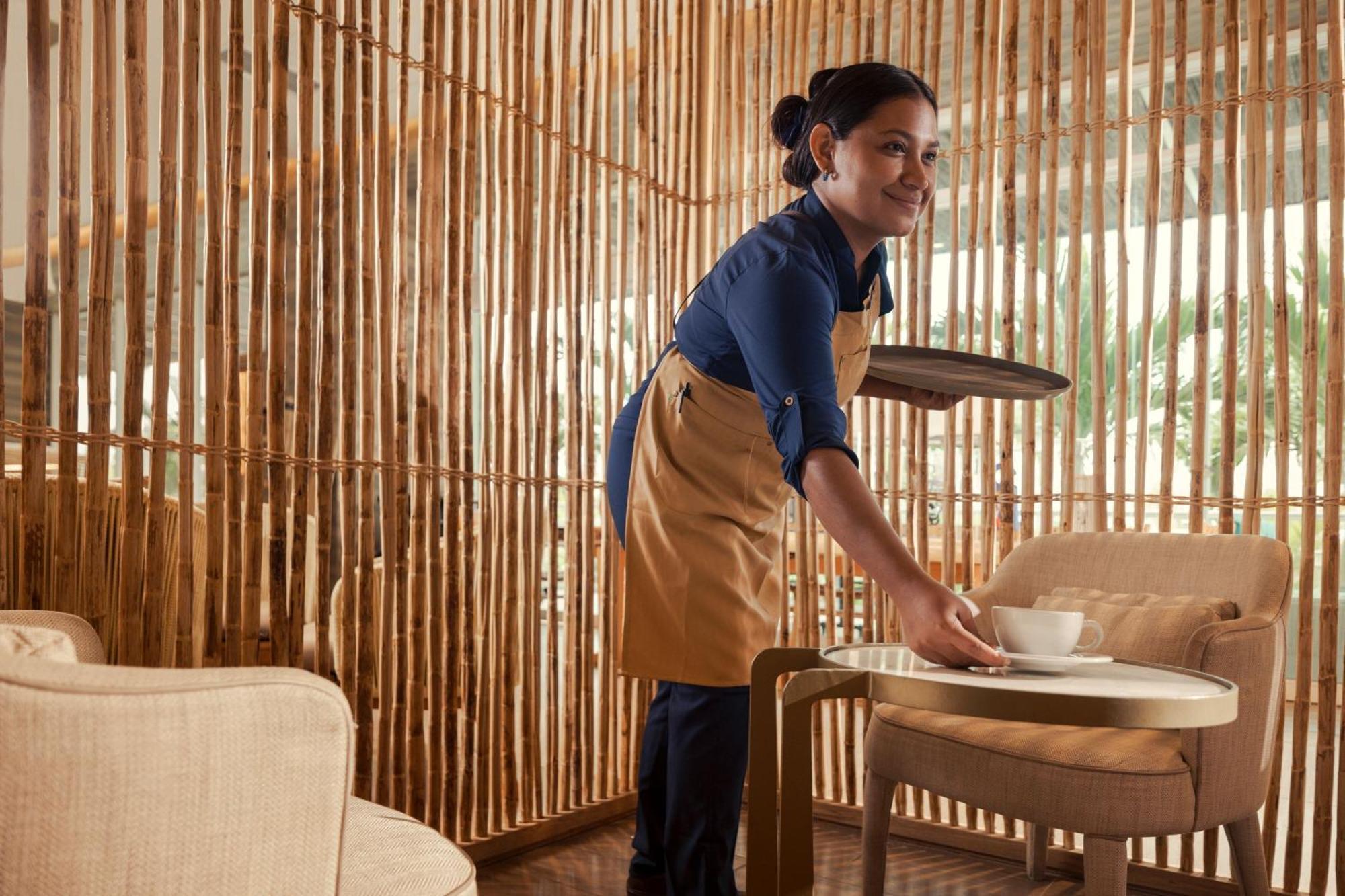 睡眠海滩圣玛尔塔万豪度假村 外观 照片 A hotel staff