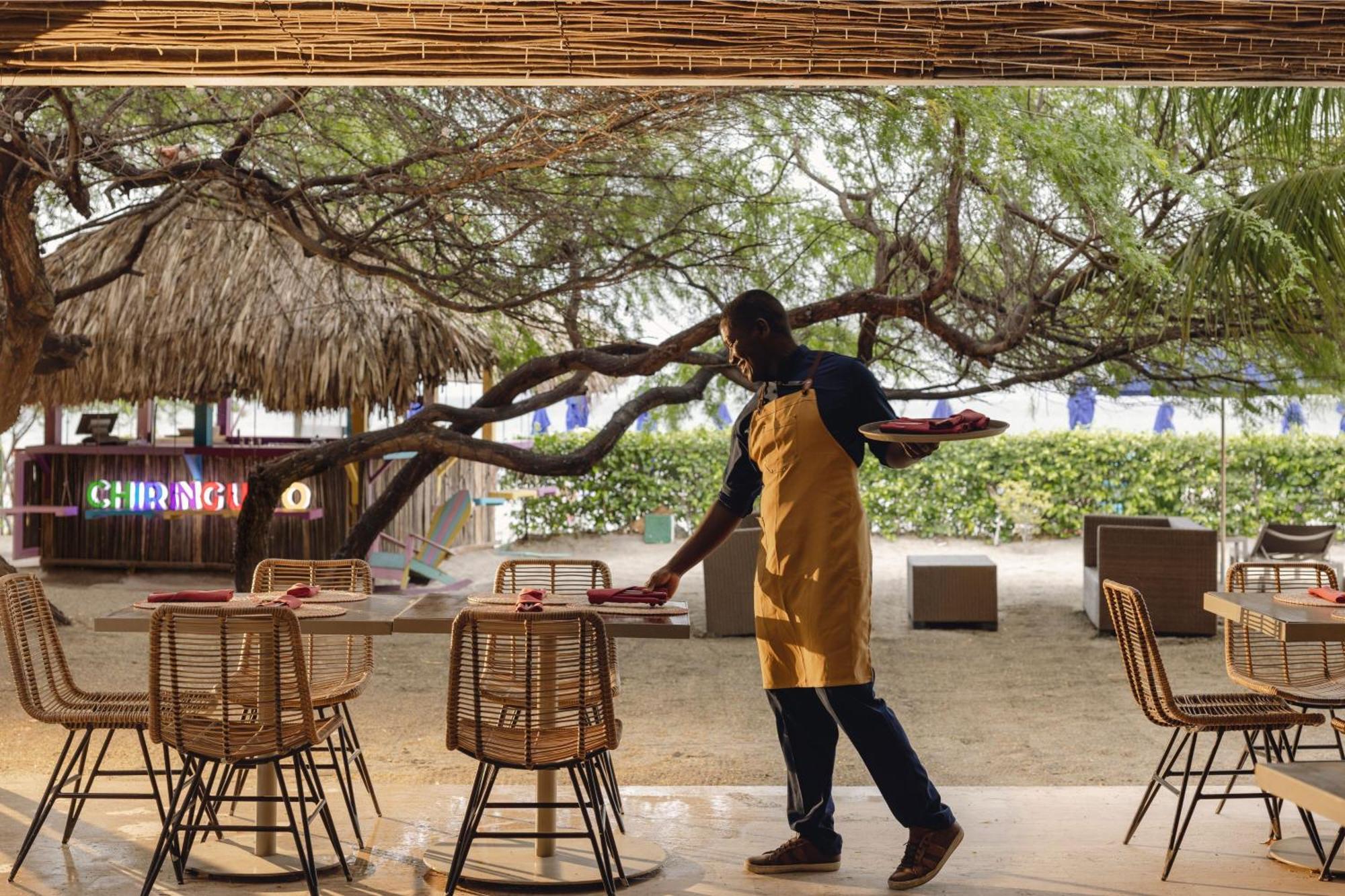 睡眠海滩圣玛尔塔万豪度假村 外观 照片 A waiter clearing a table