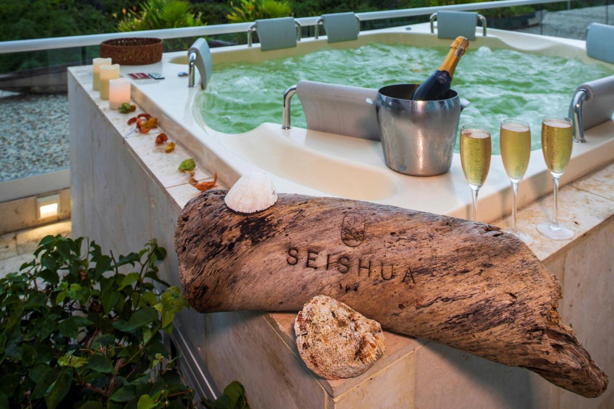 睡眠海滩圣玛尔塔万豪度假村 外观 照片 A hot tub