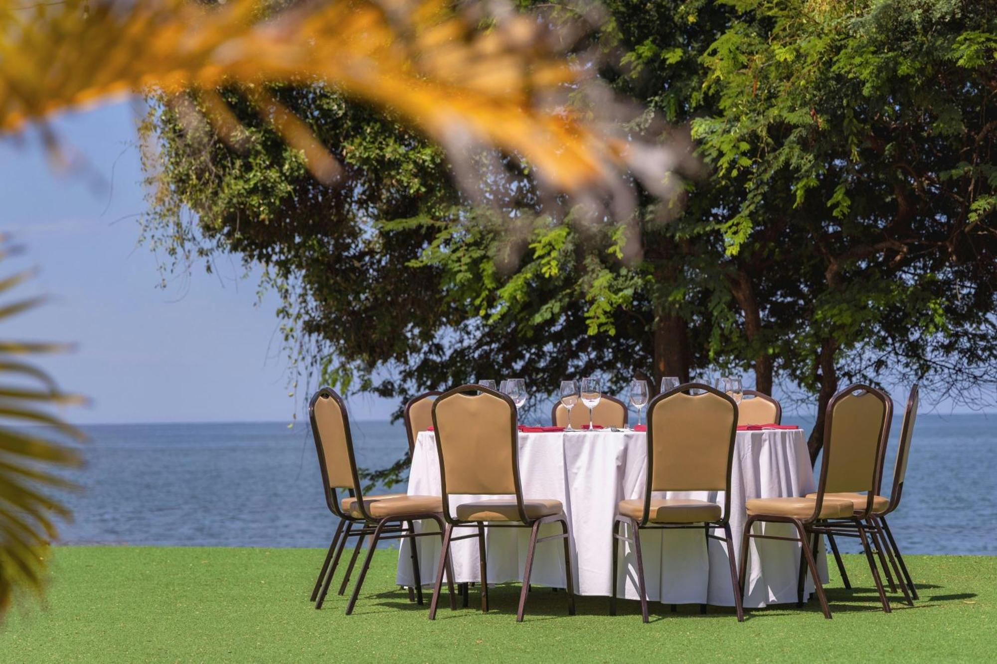 睡眠海滩圣玛尔塔万豪度假村 外观 照片 The lawn at the hotel